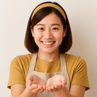 女性が笑顔ですくう様に両手を差し出す 女性が笑顔ですくう様に両手を差し出すの写真