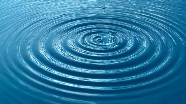水面のしずくと波紋 水面のしずくと波紋の写真