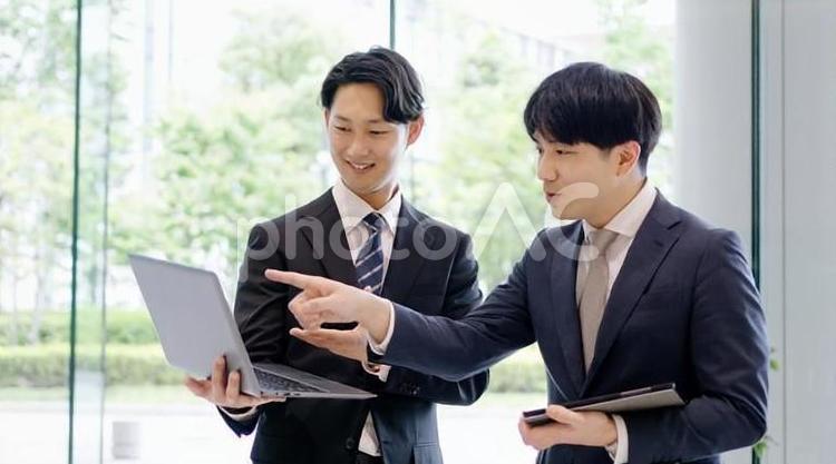 ロビーで打ち合わせをするビジネスマン ビジネスマン,男性,ビジネスの写真素材