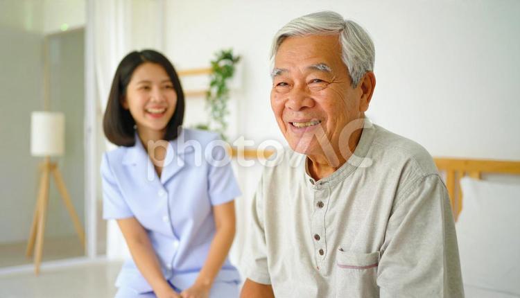 笑顔で話をする女性介護士と高齢男性 女性介護士,訪問介護,在宅介護の写真素材