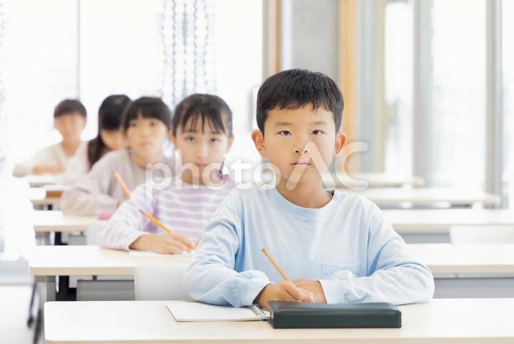 学習塾で勉強する小学生 小学生,塾,女性の写真素材