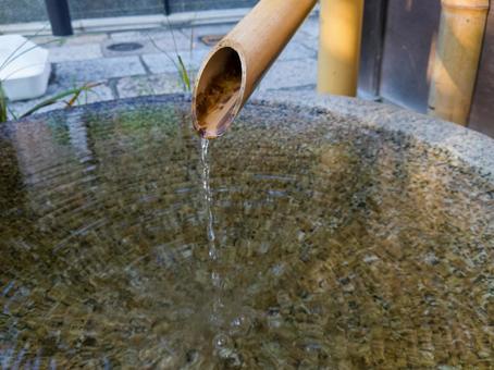 筧から流れる波紋が美しく涼を感じる風景 筧から流れる波紋が美しく涼を感じる風景 筧,かけひ,かけいの写真素材