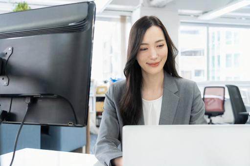 オフィスで仕事をする若いビジネスウーマン オフィスで仕事をする若いビジネスウーマン ビジネス,女性,オフィスの写真素材