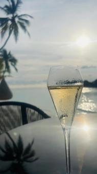 海を眺めながら飲むシャンパン 海を眺めながら飲むシャンパンの写真