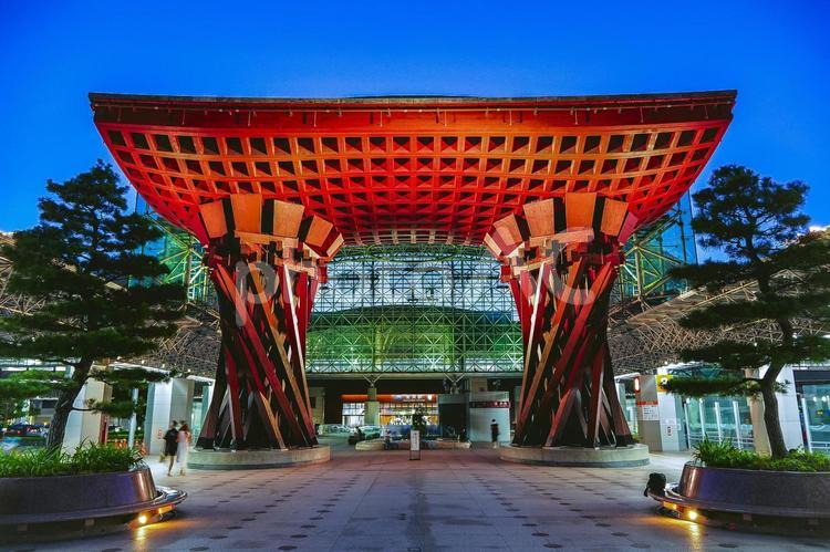 石川県金沢観光地 金沢駅と鳥居 鼓門 もてなしドーム 鳥居,鼓門,もてなしドームの写真素材