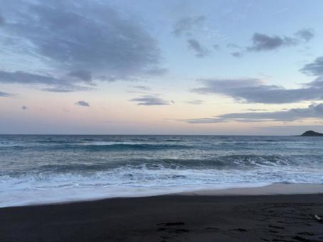 もの寂しげな海の景色 海,砂浜,波の写真素材