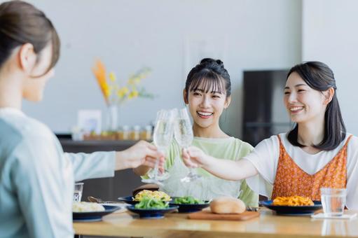 女子会で乾杯をする若い女性 女子会で乾杯をする若い女性 乾杯,女子会,女性の写真素材