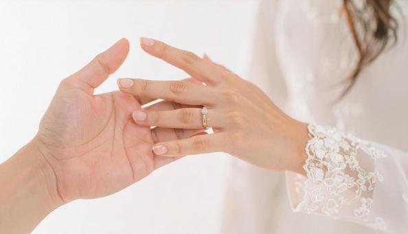 結婚指輪を左手の薬指につけた日本女性の手 結婚指輪を左手の薬指につけた日本女性の手の写真