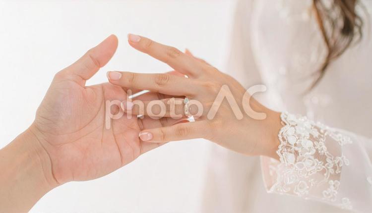 結婚指輪を左手の薬指につけた日本女性の手 結婚指輪,花嫁,純白の写真素材