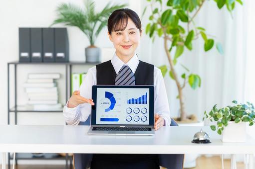 受付のビジネスウーマン 受付,女性,笑顔の写真素材