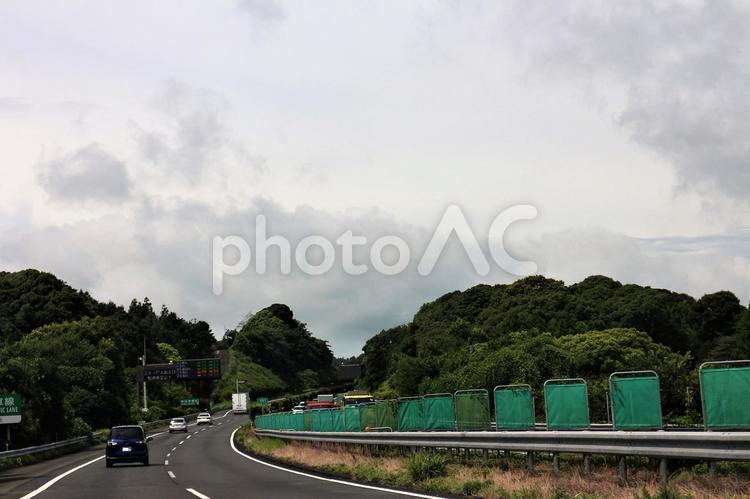 梅雨空のような曇り空の高速道路　８月 道路,車,自動車の写真素材