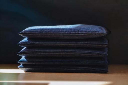 日当たりの良い部屋にある藍色の座布団の山 座布団,床,フロアの写真素材