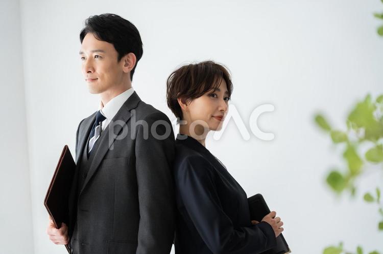 スーツを着た30代の男女 ビジネス,会社員,男性の写真素材