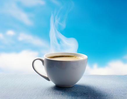 青空とホットコーヒーの写真