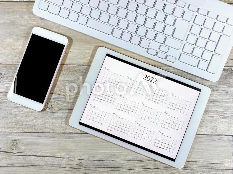 パソコンとスマホ　2022年カレンダー　キーボードの文字なし ビジネス,パソコン,スマホの写真素材