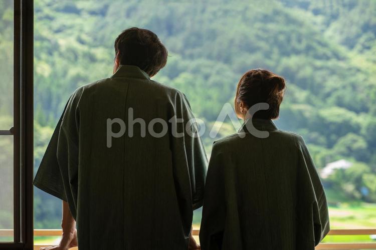 夫婦　温泉旅行 温泉旅行にきた夫婦 - No: 4078339｜写真素材なら「写真AC」無料（フリー）ダウンロードOK