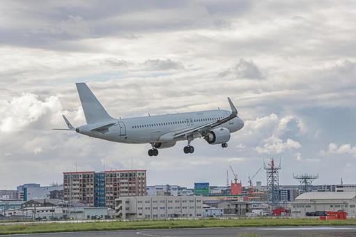 曇り空の下、福岡空港に着陸するジェット機 曇り空の下、福岡空港に着陸するジェット機の写真