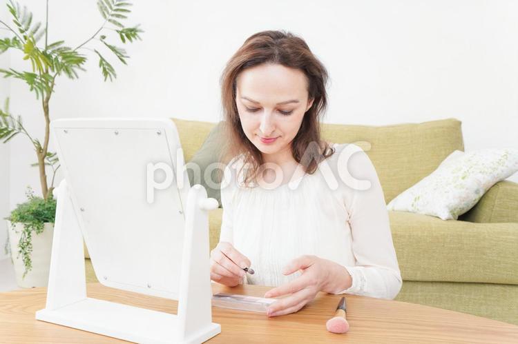自宅で化粧をする若い女性 血色,クリーム,カラーの写真素材