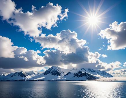 雲のある青空に太陽の下、海の雪景色 雲のある青空に太陽の下、海の雪景色の写真