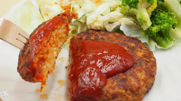 ハンバーグのポテトサラダ添え(食べる) ハンバーグのポテトサラダ添え(食べる) ハンバーグ,ポテトサラダ,デミグラスソースの写真素材