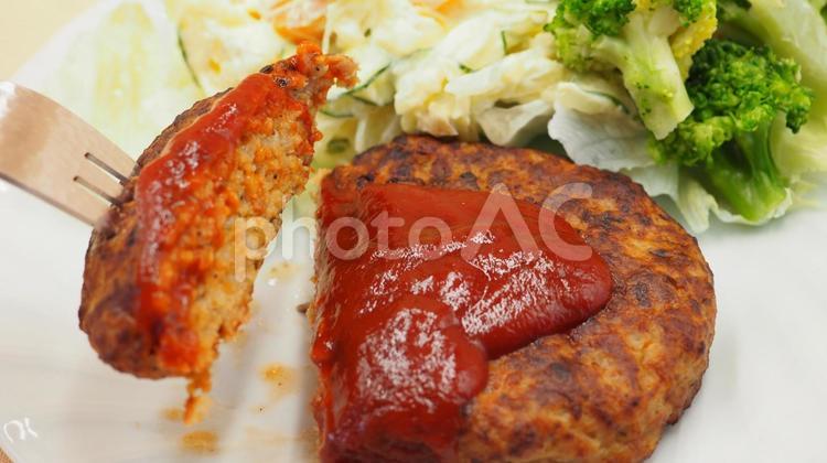 ハンバーグのポテトサラダ添え（食べる） ハンバーグ,ポテトサラダ,デミグラスソースの写真素材