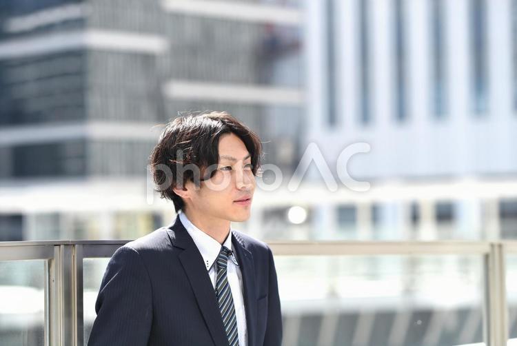 都会のスーツ姿の若いビジネスマン ビジネスマン,会社員,男性の写真素材