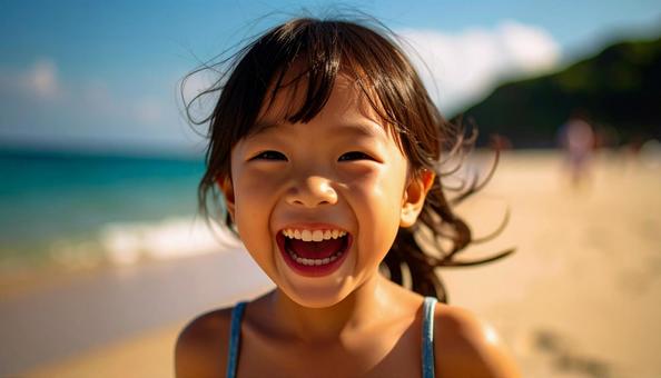 夏休み、海水浴で笑顔で遊ぶ子供 夏休み、海水浴で笑顔で遊ぶ子供の写真