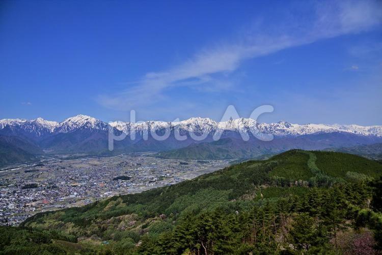 鷹狩山から見た大町市と北アルプスの山々 北アルプス,七倉岳,北葛岳の写真素材