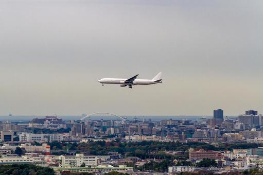 兵庫の街の上空を通過する旅客機 兵庫の街の上空を通過する旅客機 飛行機,空港,着陸の写真素材