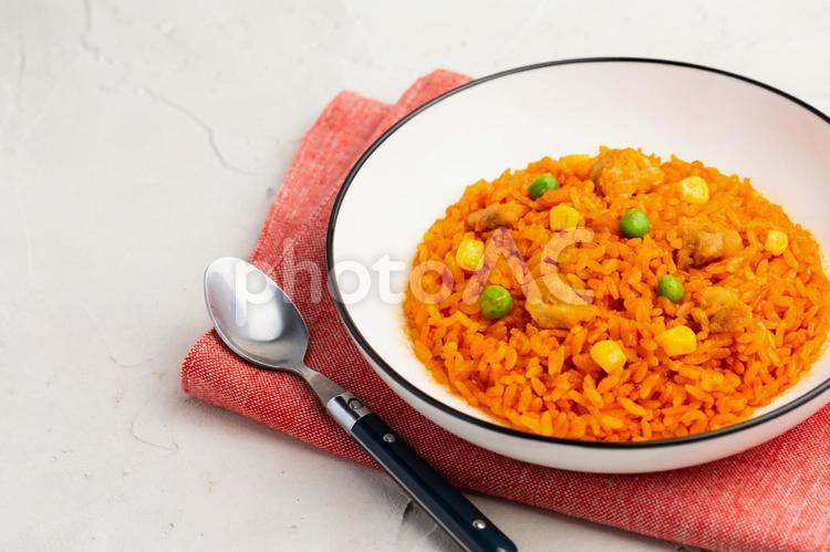 チキンライスとスプーン（コピースペース） チキンライス,ケチャップライス,鶏肉の写真素材