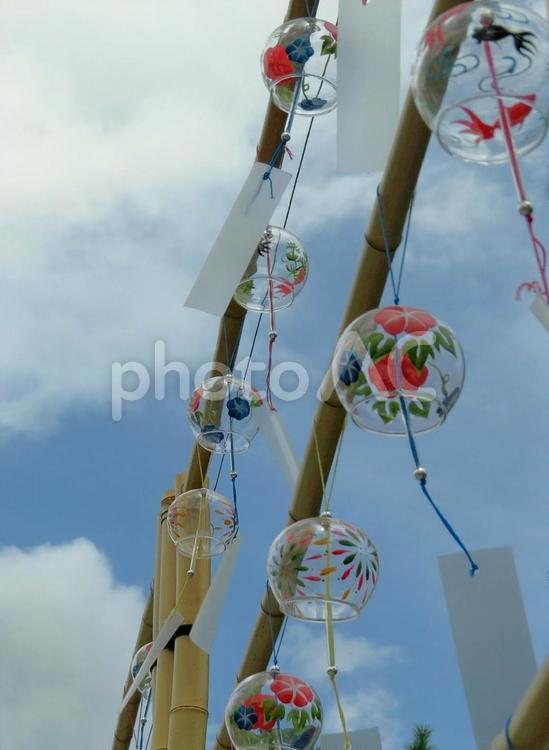 夏空と風鈴（縦） 風鈴,朝顔,花火の写真素材