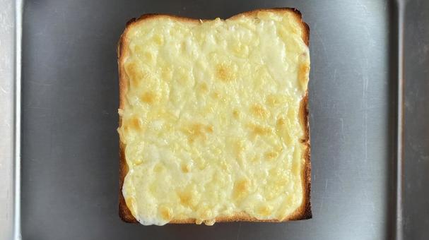 チーズをのせた食パン（俯瞰） 食パン,チーズ,ピザ用チーズの写真素材