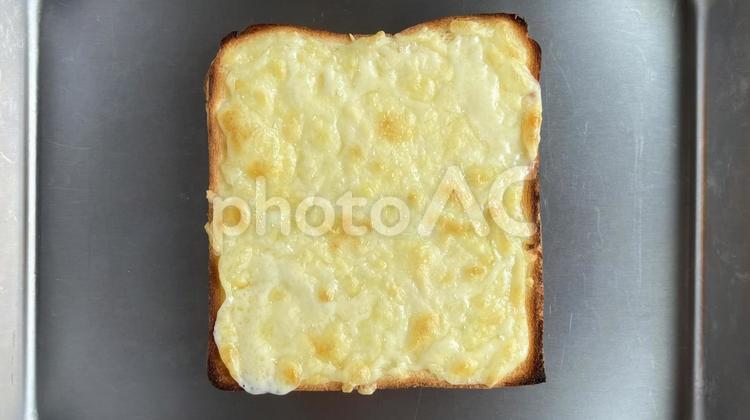 チーズをのせた食パン（俯瞰） 食パン,チーズ,ピザ用チーズの写真素材