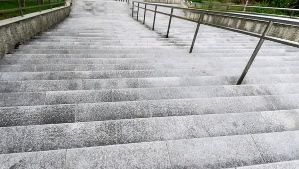 上から見下ろしている階段 上から見下ろしている階段の写真