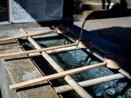 寺院のお手水 寺,神社,清めるの写真素材