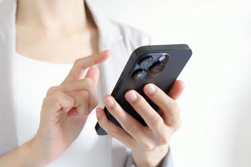 スマートフォンを使う女性の手元 スマートフォンを使う女性の手元 スマホ,スマートフォン,電話の写真素材