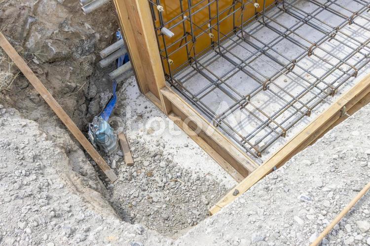 大型ビルの外壁の基礎工事 大型ビルの外壁の基礎工事 外構工事,基礎,外壁の写真素材