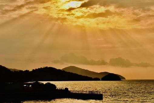 秋の海上遊歩道の天使のはしご 天使のはしご,秋,夕暮れの写真素材