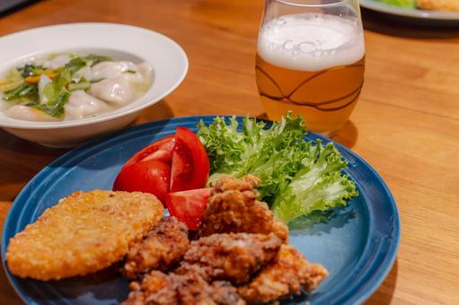 唐揚げと餃子スープとビールの夕食 唐揚げと餃子スープとビールの夕食 夕食,唐揚げ,餃子の写真素材