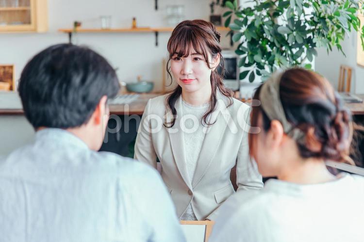 夫婦と打ち合わせするビジネスウーマン 相談,カウンセリング,ミーティングの写真素材