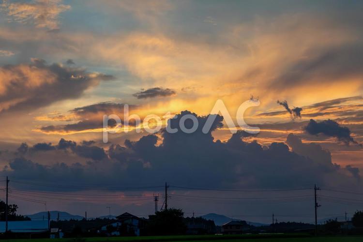 夏の夕暮れ 夕焼け,雲,オレンジ色の写真素材
