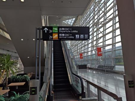 空港の案内看板2025 空港の案内看板2025 空港,入口,エスカレーターの写真素材