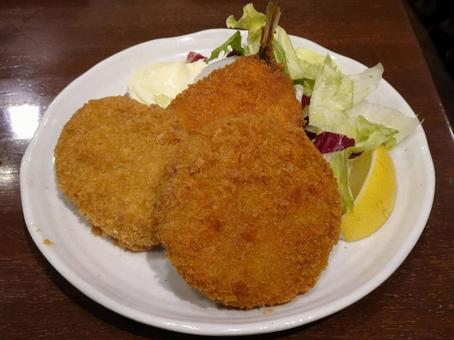 Photo, ham cutlets, potato croquette, deep-fried horse mackerel, 