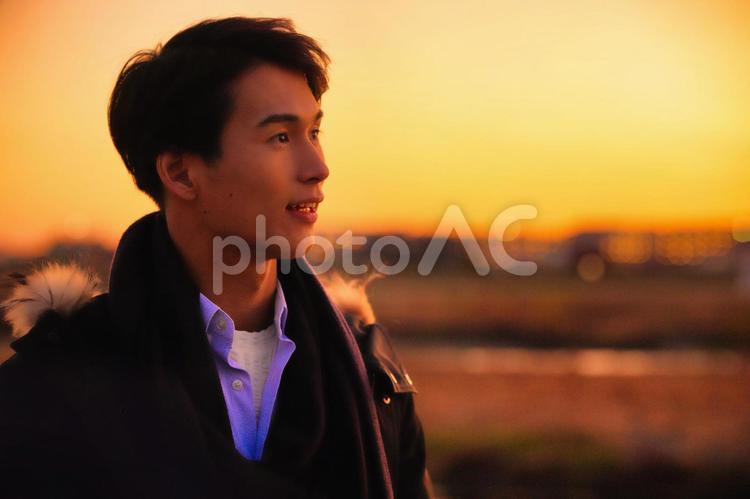 夕暮れに遠くを見る男性 男性,父,遠くの写真素材
