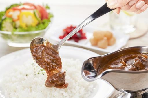 長時間煮込んだビーフカレー 長時間煮込んだビーフカレー カレー,かける,瞬間の写真素材
