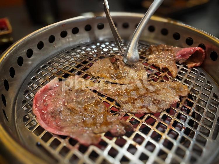 焼きたてジューシーな焼肉のアップ写真 焼肉,グリル,バーベキューの写真素材