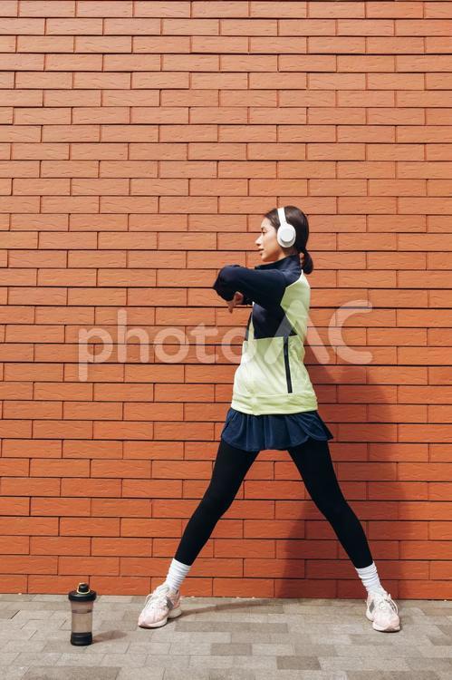 腰を捻って横を向く女性 女性,準備運動,横顔の写真素材