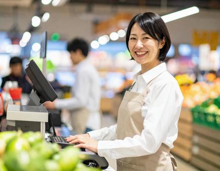 スーパーで働く女性 スーパーで働く女性の写真