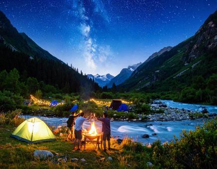 緑豊かな山や川で、仲間とバーベキュー  緑豊かな山や川で、仲間とバーベキューの写真