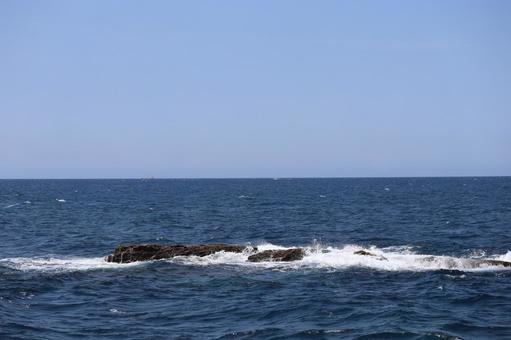 岩礁に白波と青い海面の海と水平線と青空 岩礁に白波と青い海面の海と水平線と青空 岩礁,白波,青いの写真素材